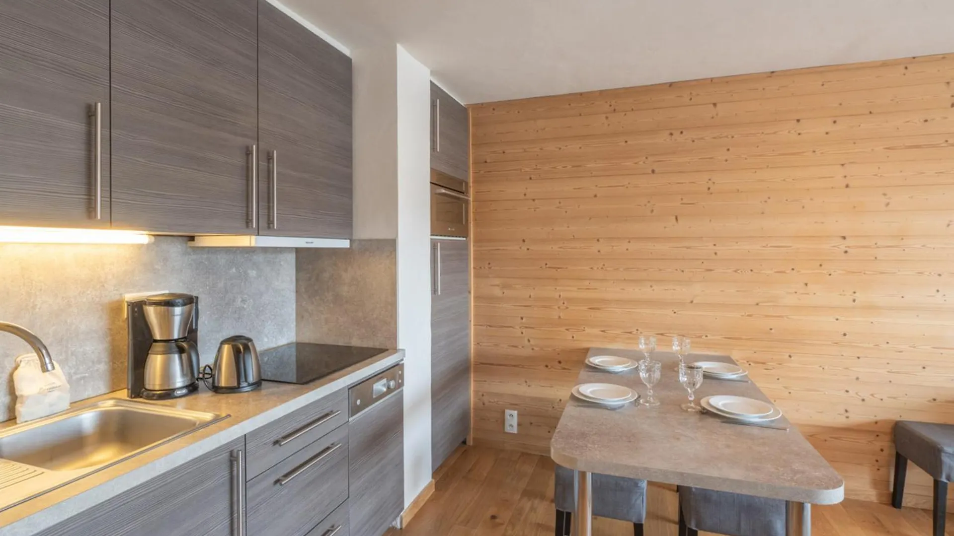 Appartement Familial Au Centre Avec Balcon Et Wifi - Fr-1-645-75 Huez Apartment